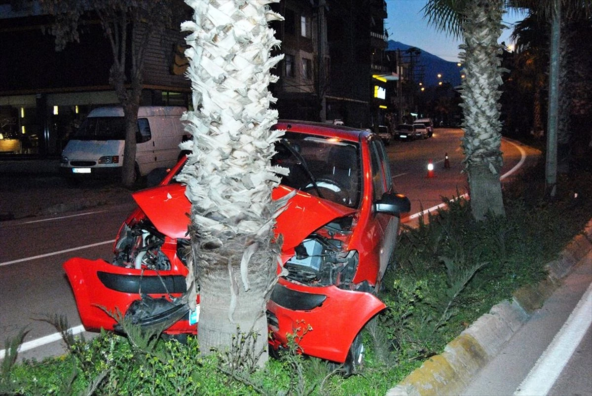 Ödemiş\'te otomobil ağaca çarptı: 1 yaralı