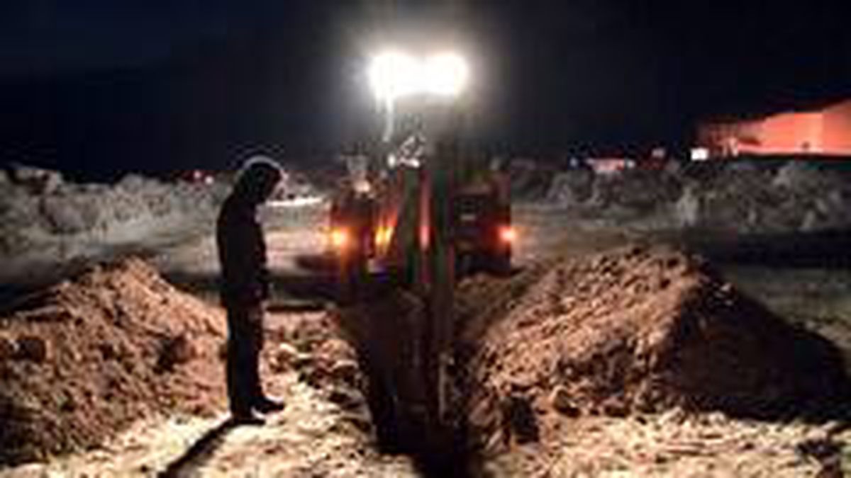 Özpınar köyünde depremde vefat eden 8 kişinin mezarı kazıldı