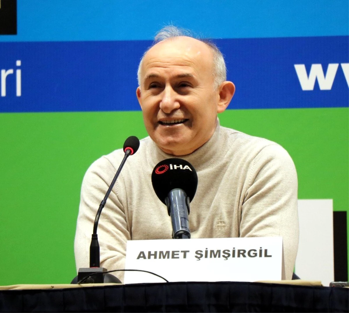 Prof. Dr. Şimşirgil: "Amerika ve Rusya\'nın verdiği sözlere asla güvenmeyin"