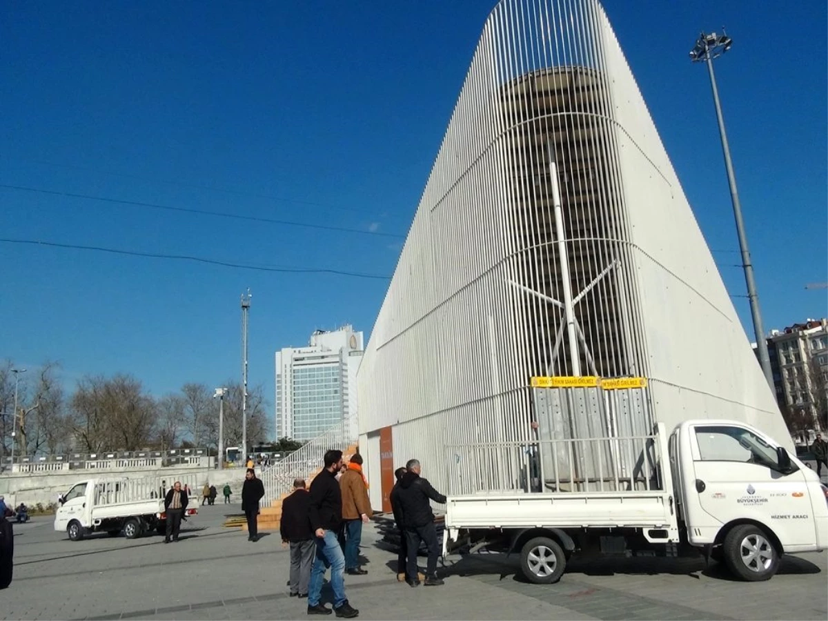 Taksim\'de izin alınmadan kurulan sergi platformunun sökümüne başlandı