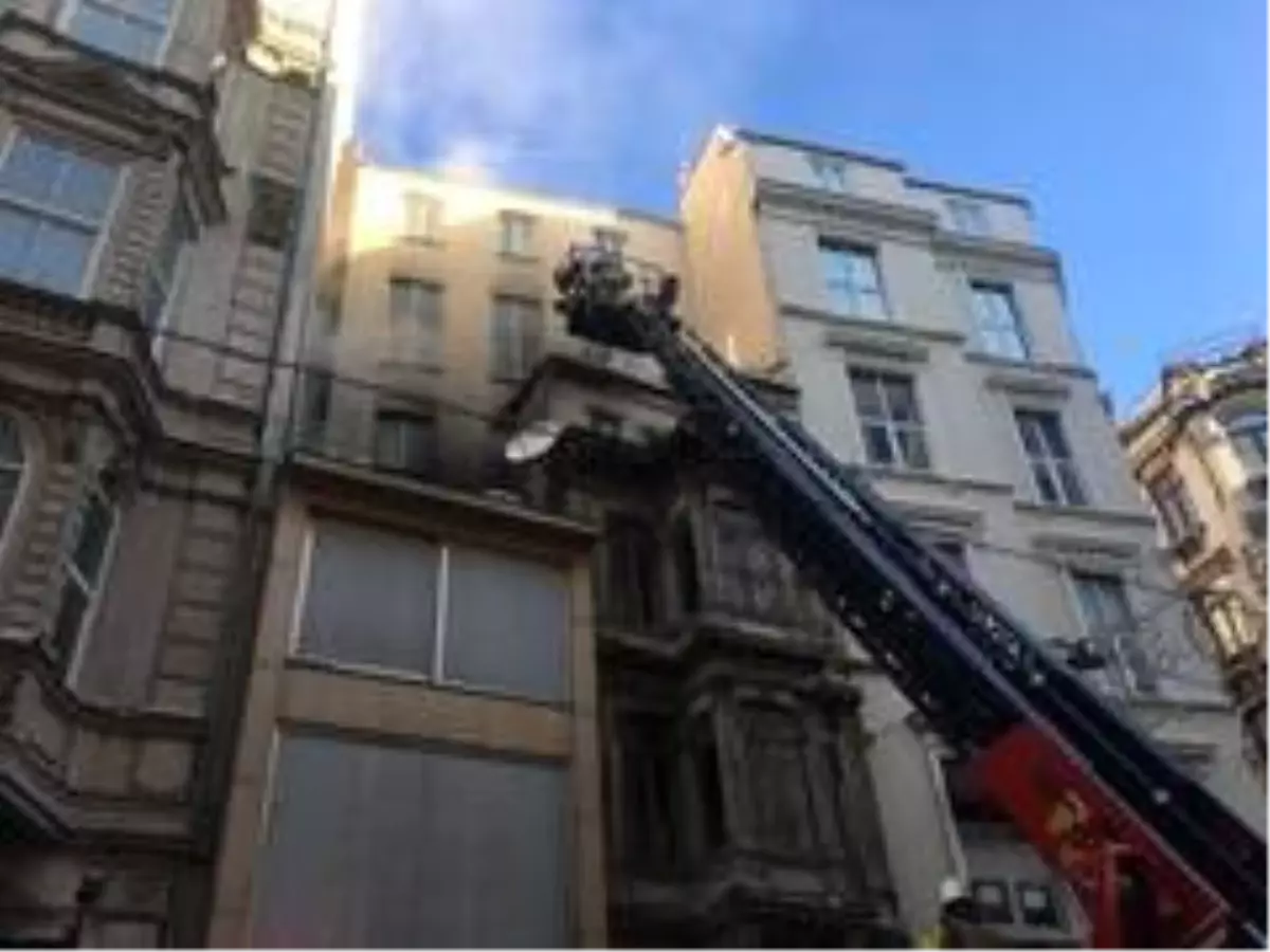 Turistler İstiklal\'deki yangını çekmek için sıraya girdi