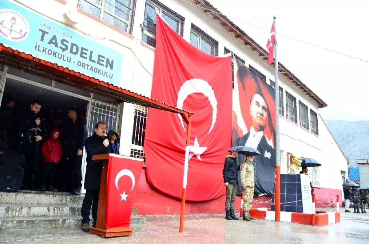 Vali konuştu, asker ıslanmasın diye koruması şemsiye tuttu