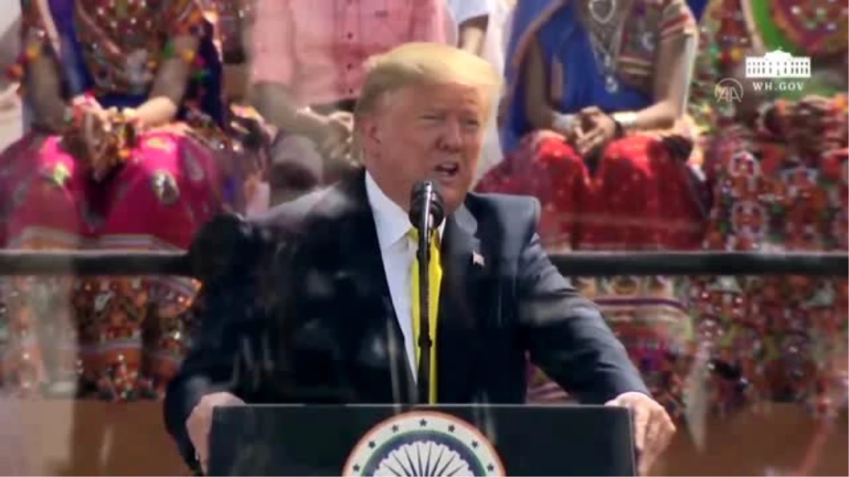 ABD Başkanı Trump, Hindistan\'da stadyumda yaklaşık 100 bin kişiye hitap etti