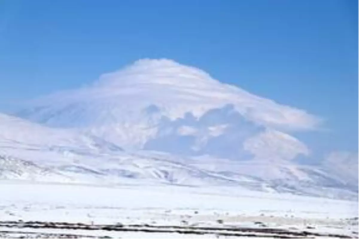 Ağrı Dağı\'nı kaplayan bulutlar güzel görüntüler oluşturdu