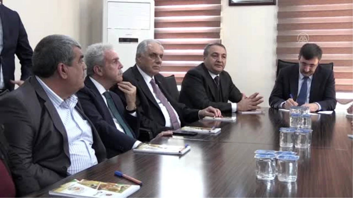 AK Parti Genel Başkan Yardımcısı Yılmaz Mardin\'de iş adamlarıyla buluştu
