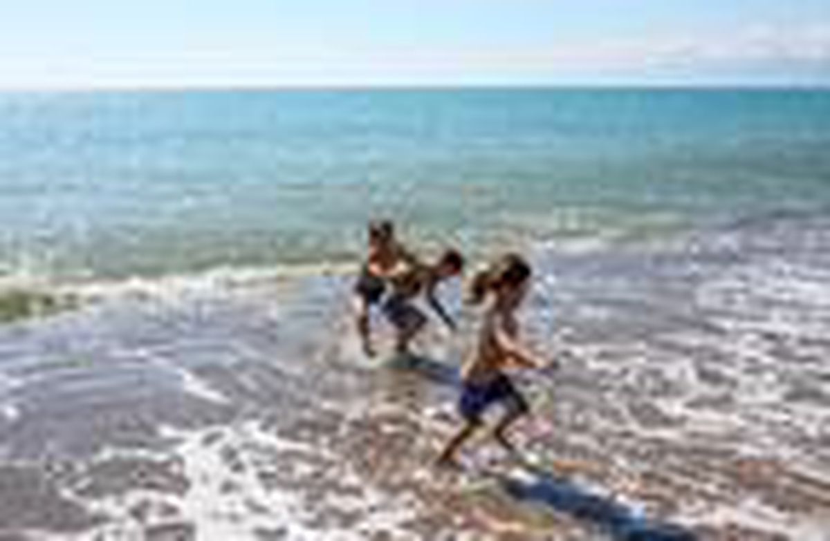 Antalya\'da 3 kardeşin deniz keyfi