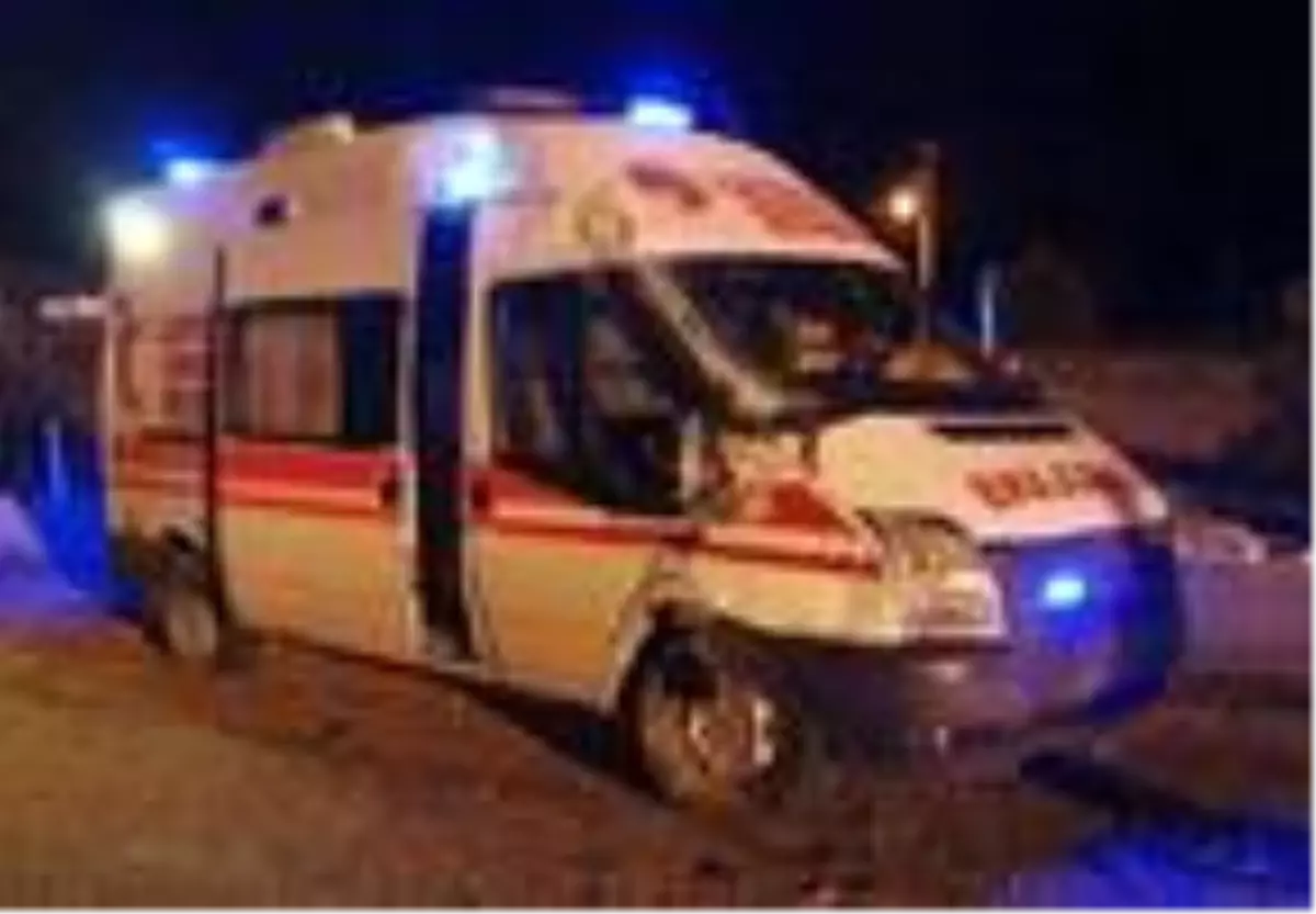 Antalya\'da ambulans devrildi: 4 yaralı