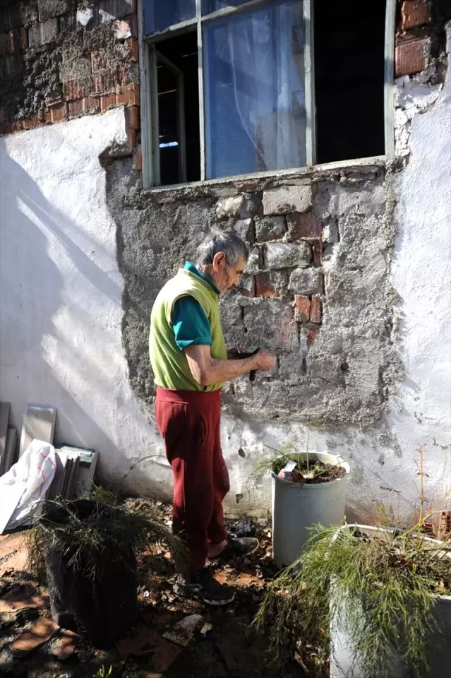 Antalya’da yangın çıkan evde mahsur kalan kişiyi arkadaşı pencereyi