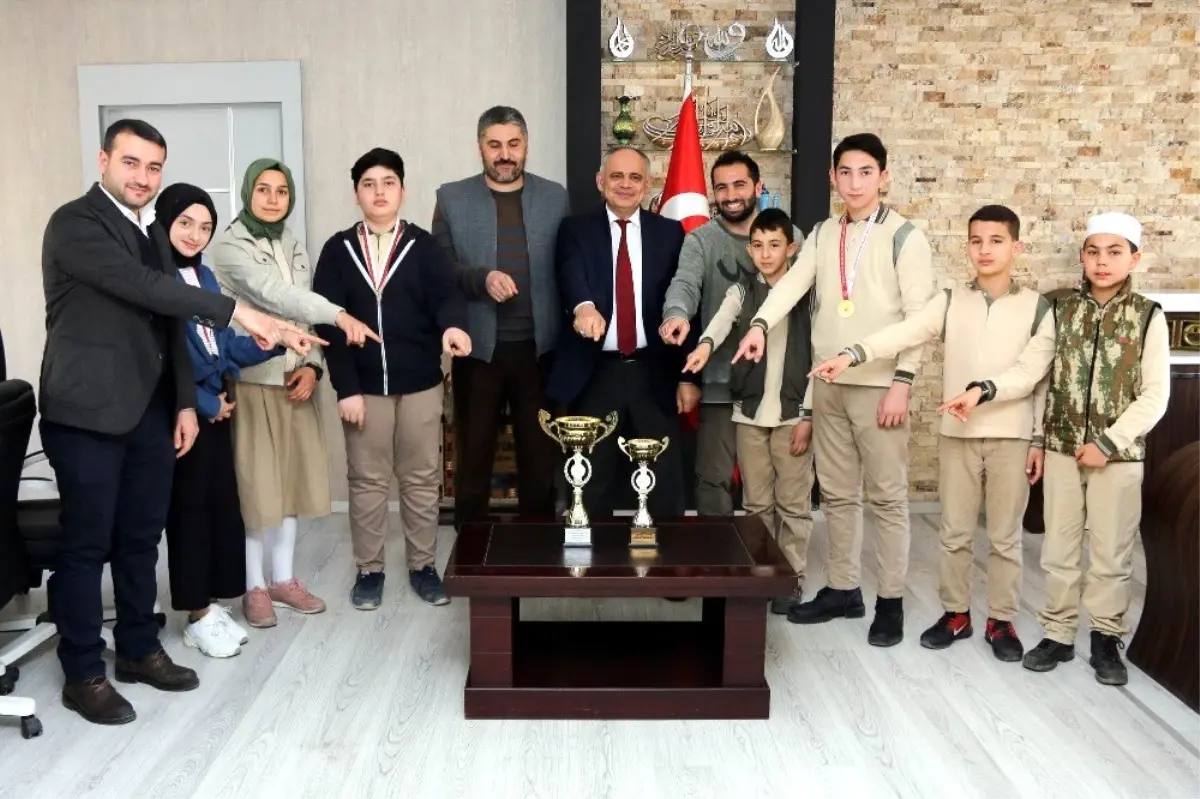 Başkan Öztürk İmam Hatipli öğrencileri makamında kabul etti