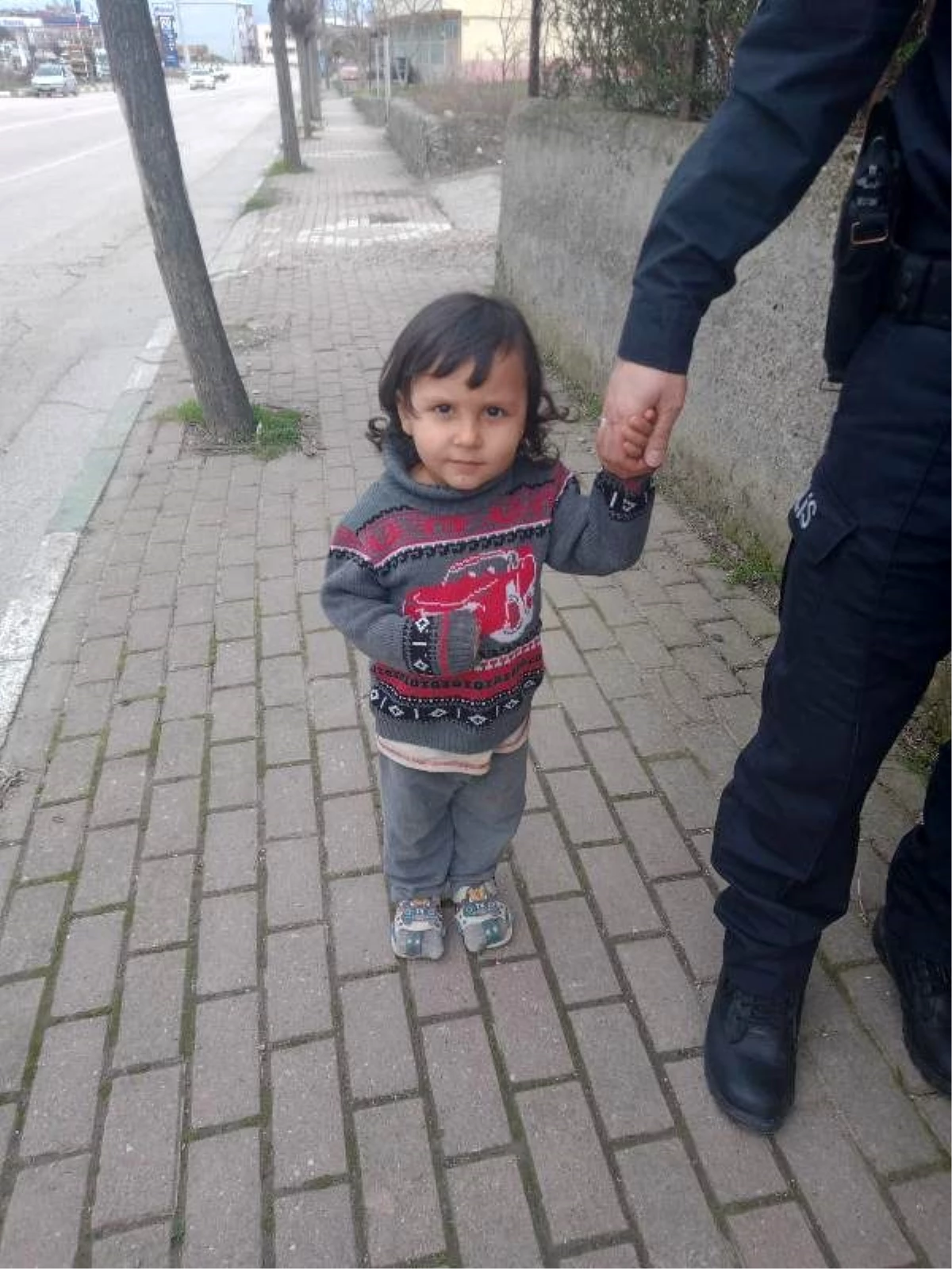 Bursa\'da polis, sokak sokak gezerek küçük Adem\'in ailesini aradı