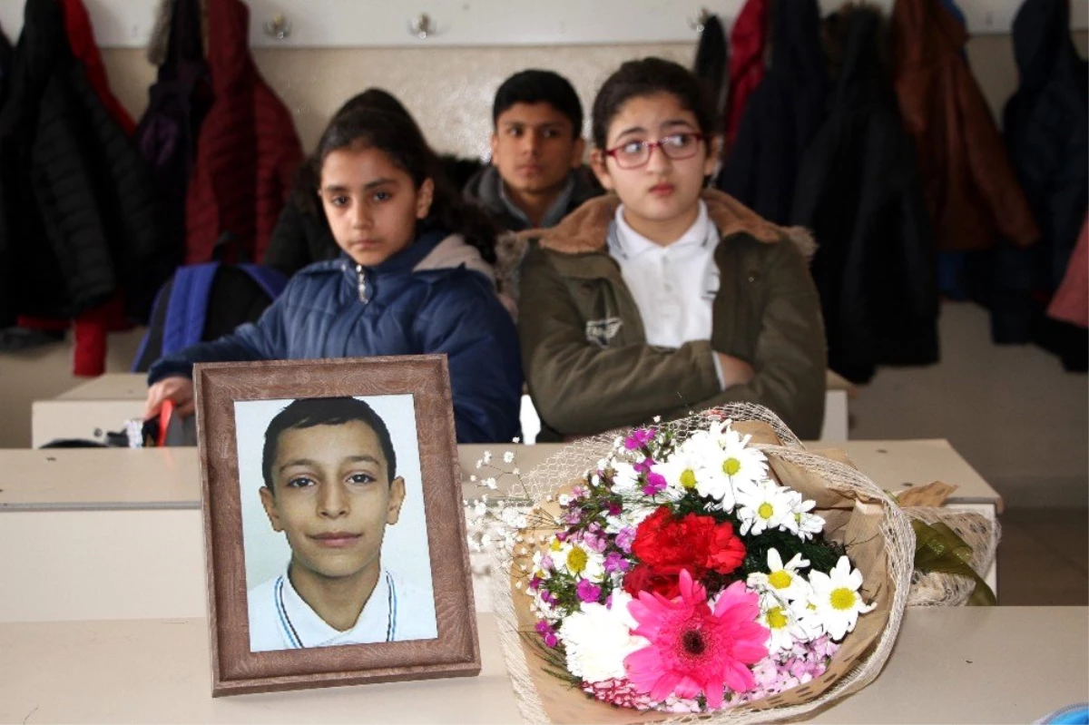 Depremde hayatını kaybeden Ömer Asaf\'ın sınıf arkadaşları gözyaşını tutamadı
