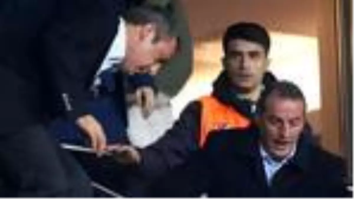 Derbide olay görüntü! Ali Koç tribünden atladı... İşte o an...