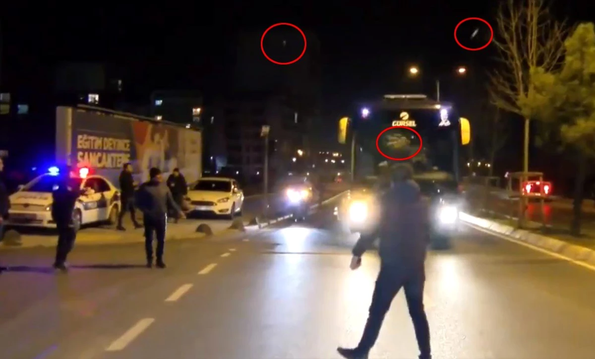 Fenerbahçeli taraftarlar Samandıra\'da takım otobüsüne saldırdı!