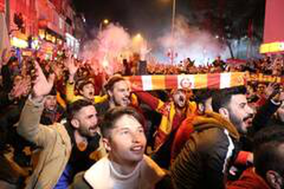 Galatasaray\'ın galibiyeti Uşak\'ta da coşkuyla kutlandı
