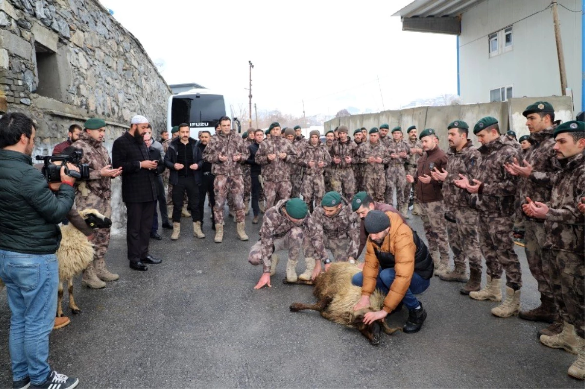 Hakkari özel harekat polislerine dualar eşliğinde çığ eğitimi