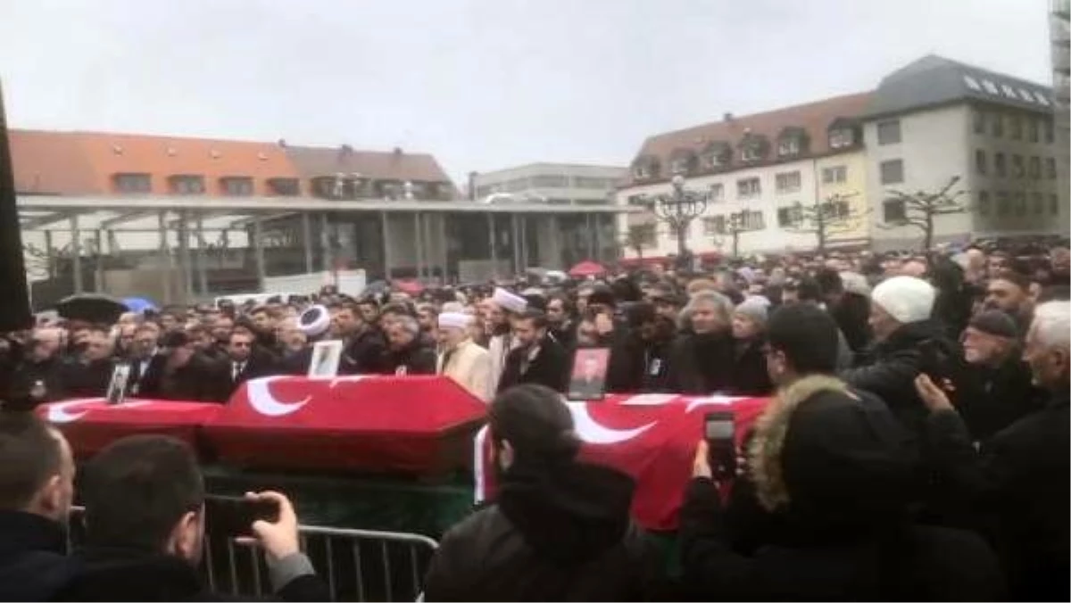 Hanau\'da ırkçı saldırının kurbanları için cenaze töreni