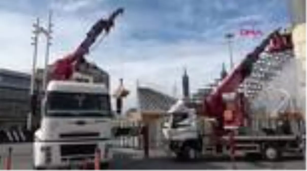 İbb\'nin taksim\'e kurduğu geçici sergi platformunun kaldırılmasına devam ediliyor