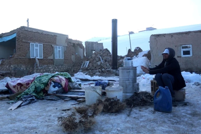 İran'da meydana gelen iki büyük deprem sonrası Özpınar Mahallesi'nde sağlam ev kalmadı