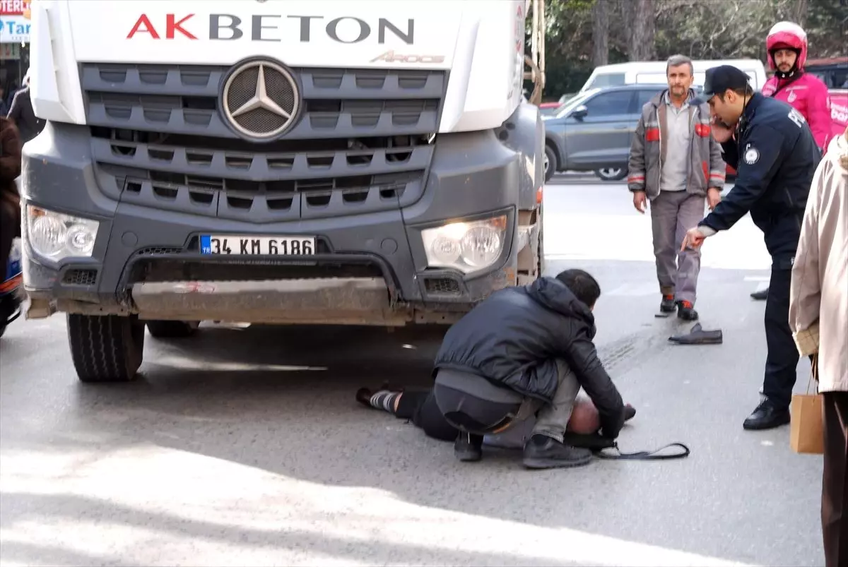 Kadıköy\'de beton mikserinin çarptığı yaya yaralandı