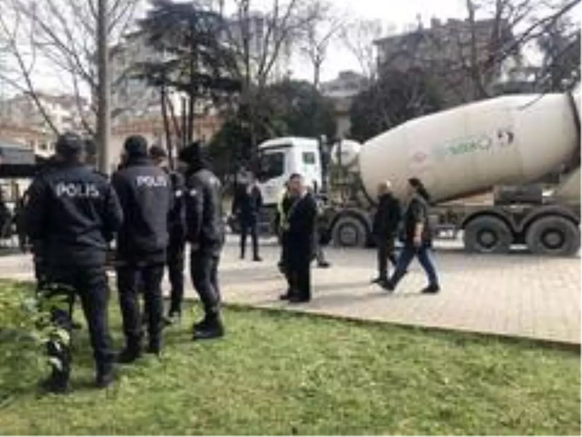 Kadıköy\'de yolun karşısına geçen yaşlı adam beton mikserinin altında kaldı