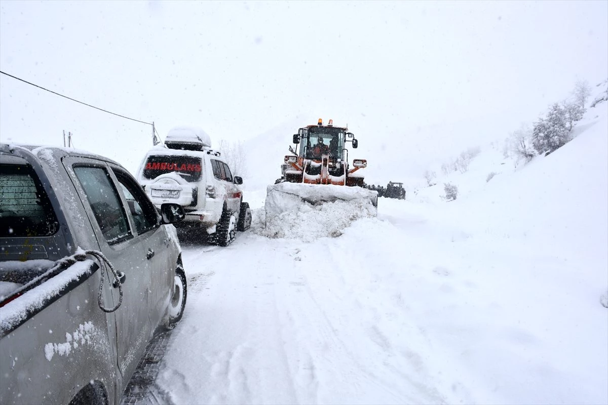 Karla mücadele ekipleri Şırnak dağlarında yoğun mesaide