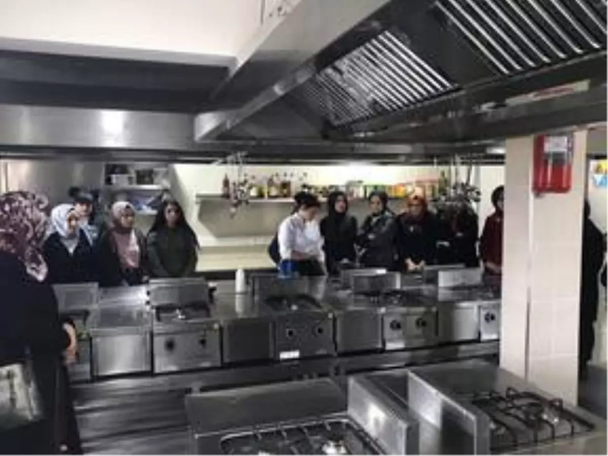Liseli aşçı adayları, SUBÜ uygulama mutfağını gezdi
