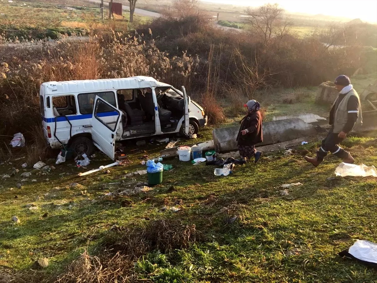 Manisa\'da tarım işçilerini taşıyan minibüs ile otomobil çarpıştı: 1 ölü, 12 yaralı