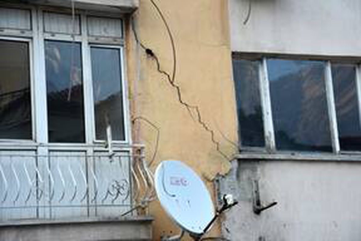 Manisa\'da yıkılma tehlikesi bulunan 7 katlı apartman tahliye edildi