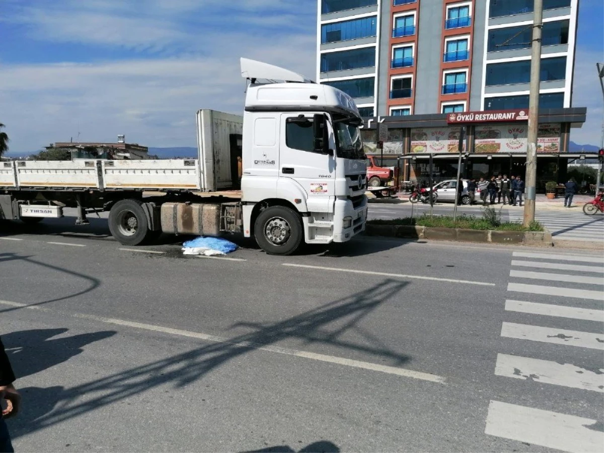 Mersin\'de motosiklet tırın altında kaldı: 1 ölü
