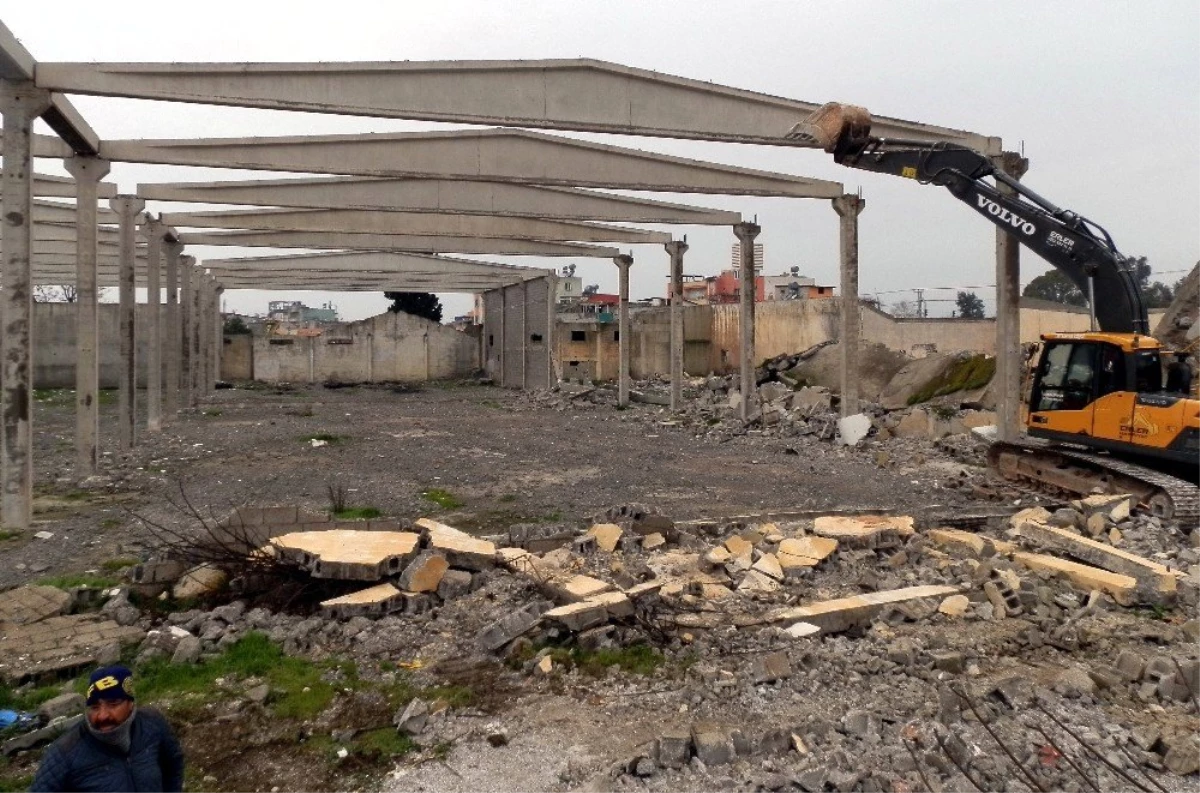 Mersin\'de terk edilmiş fabrika binasının yıkımı yapıldı