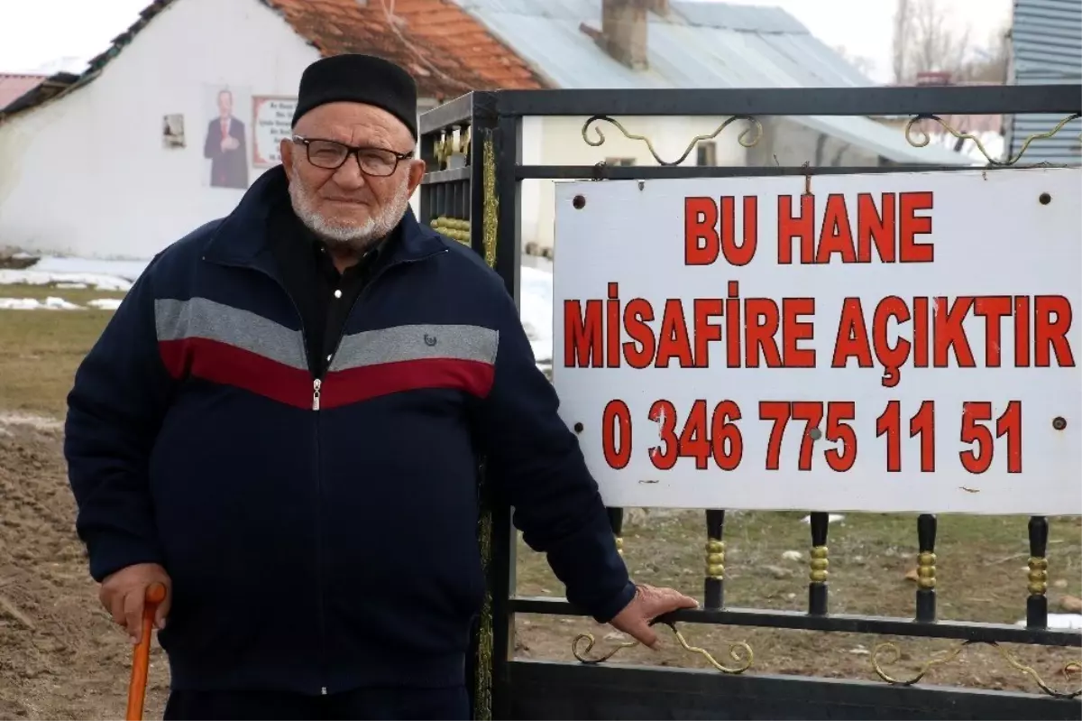 Sivaslı Ethem Amca, astığı pankartla misafir ağırlama isteğini duyuruyor