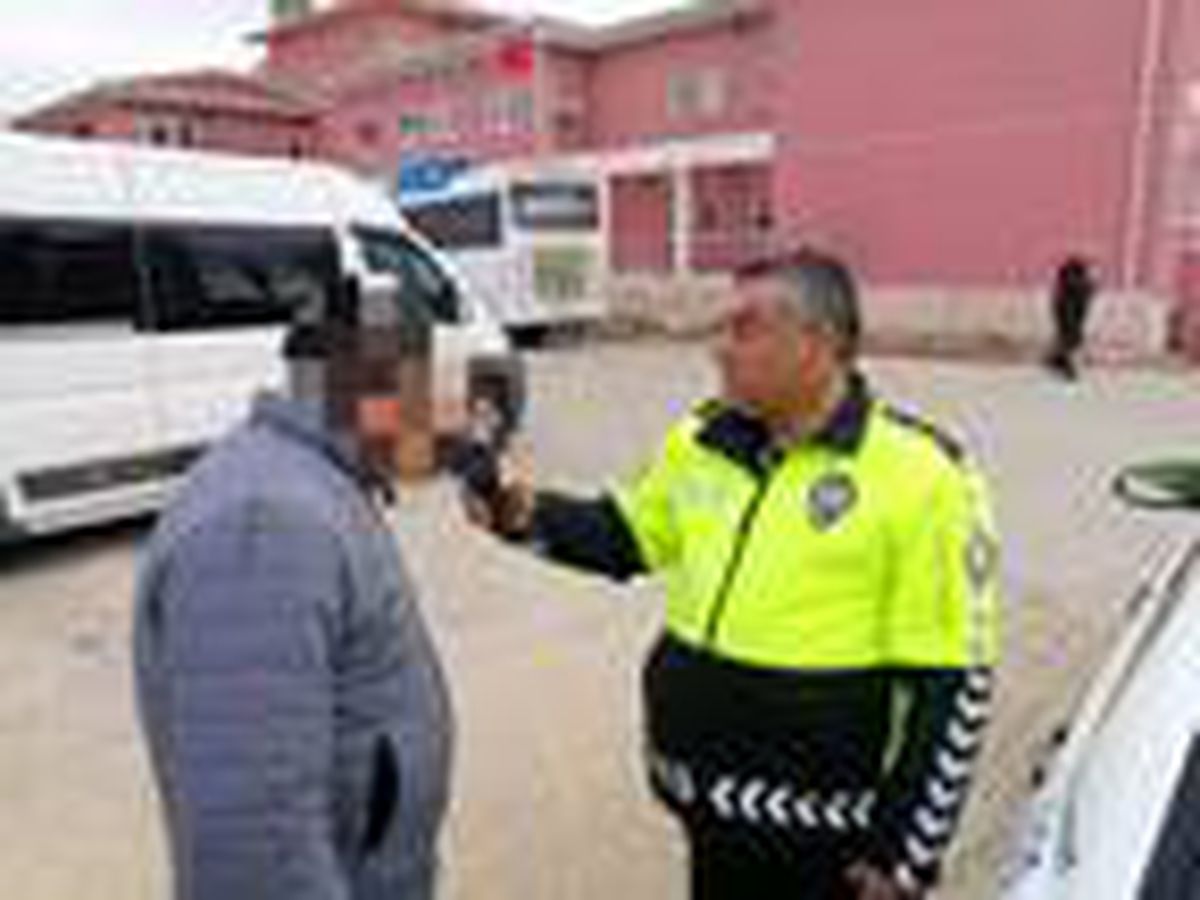 Öğrenci servis şoförü alkollü çıktı, öğrencileri okula polis bıraktı