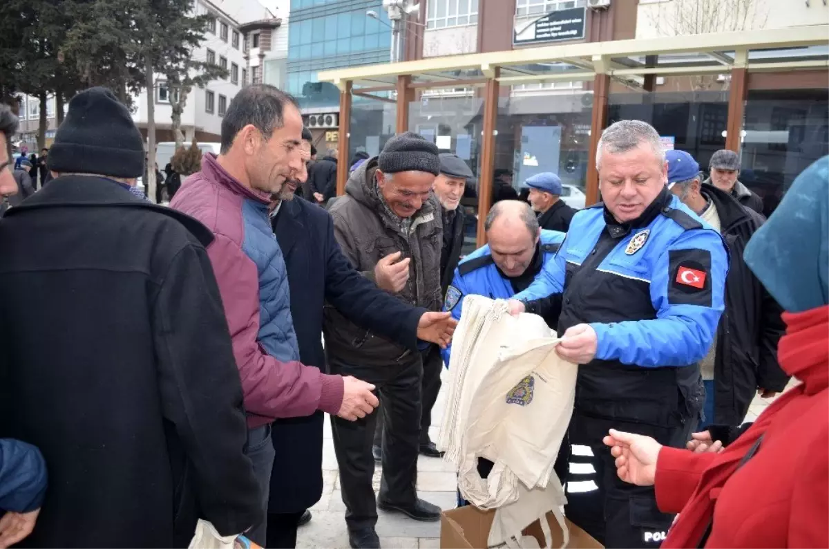 Polislerden vatandaşlara bez çanta