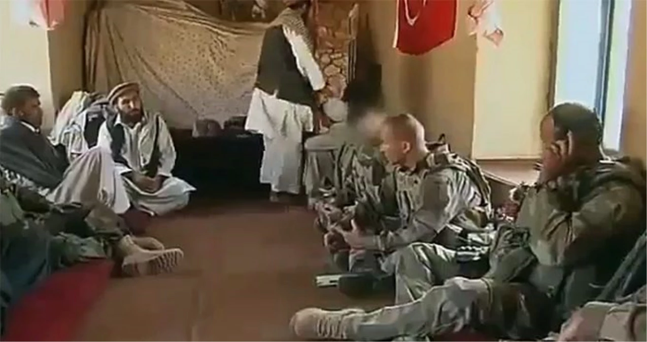 Afganistan\'da bir köy evine giren Fransız askerler duvarda asılı Türk bayrağıyla karşılaştı