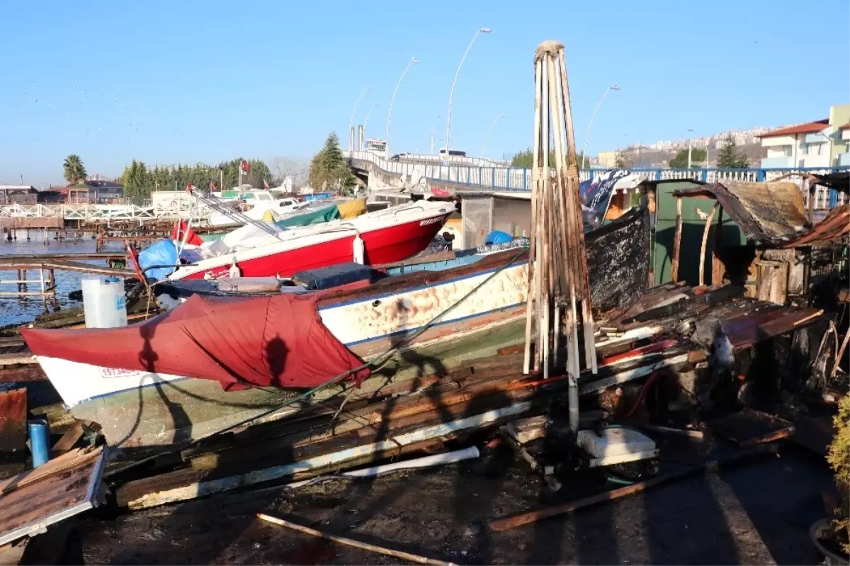 Alev alev yanan 4 balıkçı barakası küle döndü