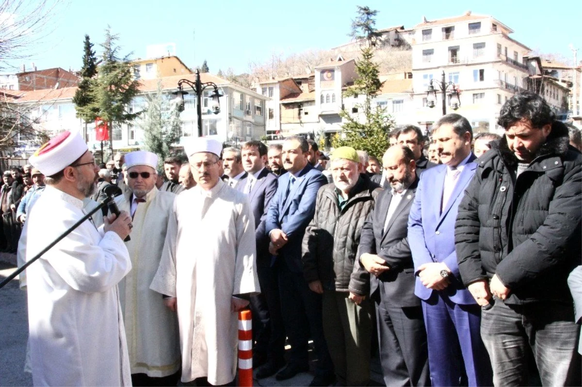 Almanya\'daki saldırıda öldürülen Fatih Saraçoğlu, annesinin yanına defnedildi