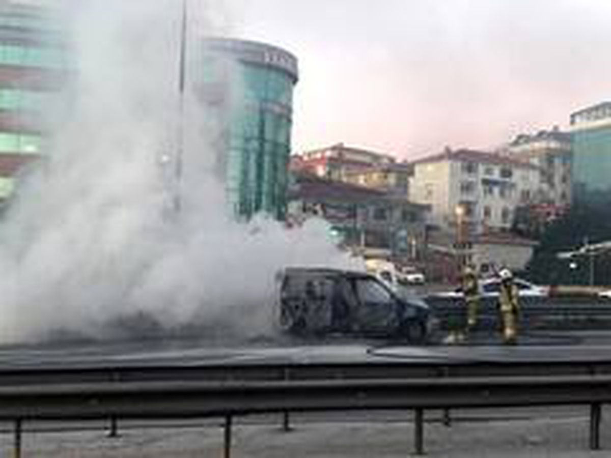 Araç yangını E-5\'te trafiği durma noktasına getirdi