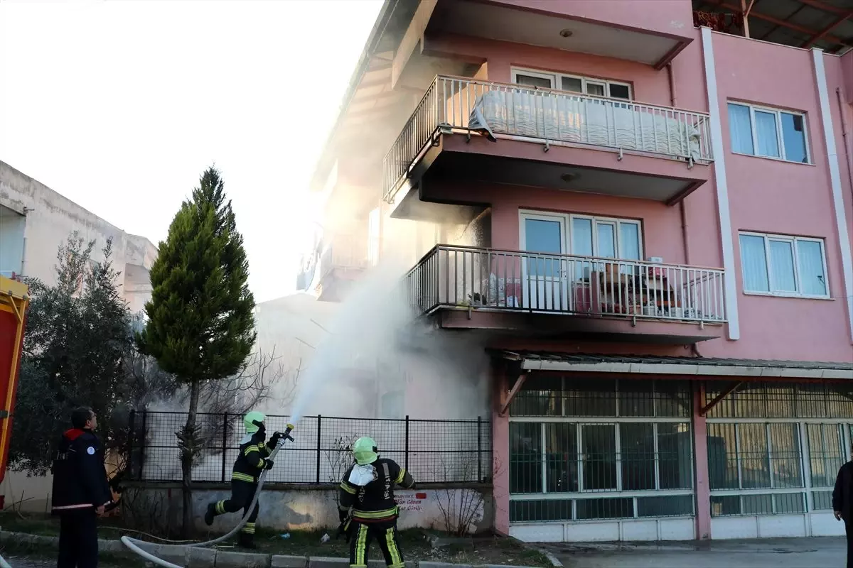 Denizli\'de apartmanın bahçesinde çıkan yangın söndürüldü