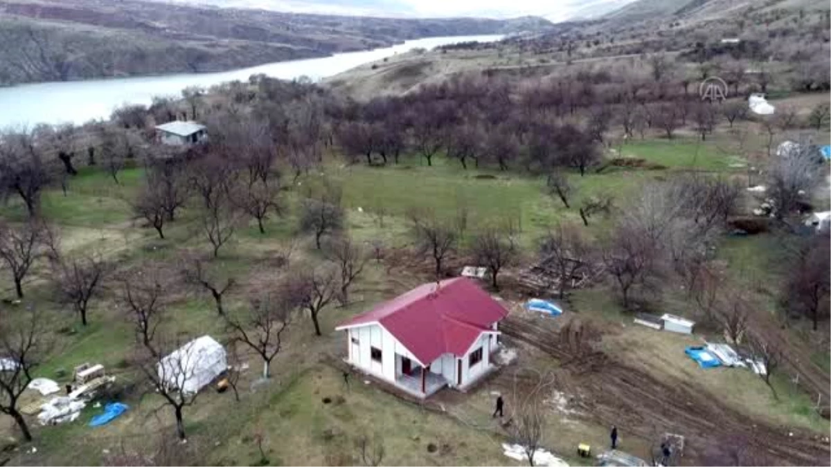 Depremden etkilenen Çevrimtaş köyünde yapılan evlerden ilki sahibine teslim edildi