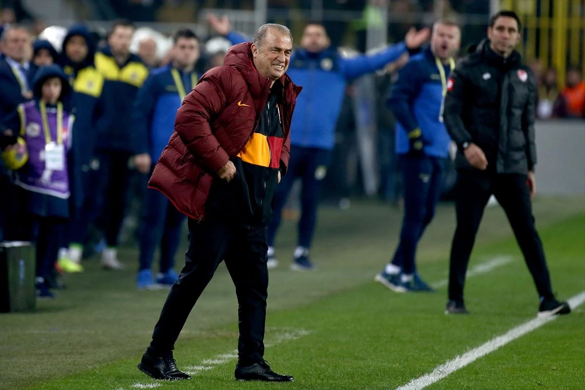 Fatih Terim, Fenerbahçe derbisinde totem yaparak, sahaya eşofman ve montla çıktı