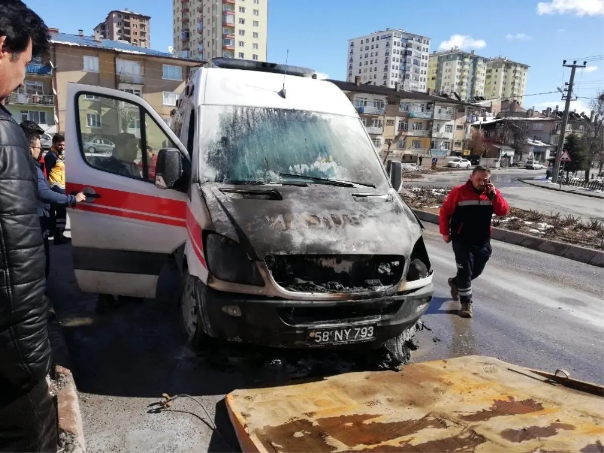 Hasta almaya giden ambulans yandı