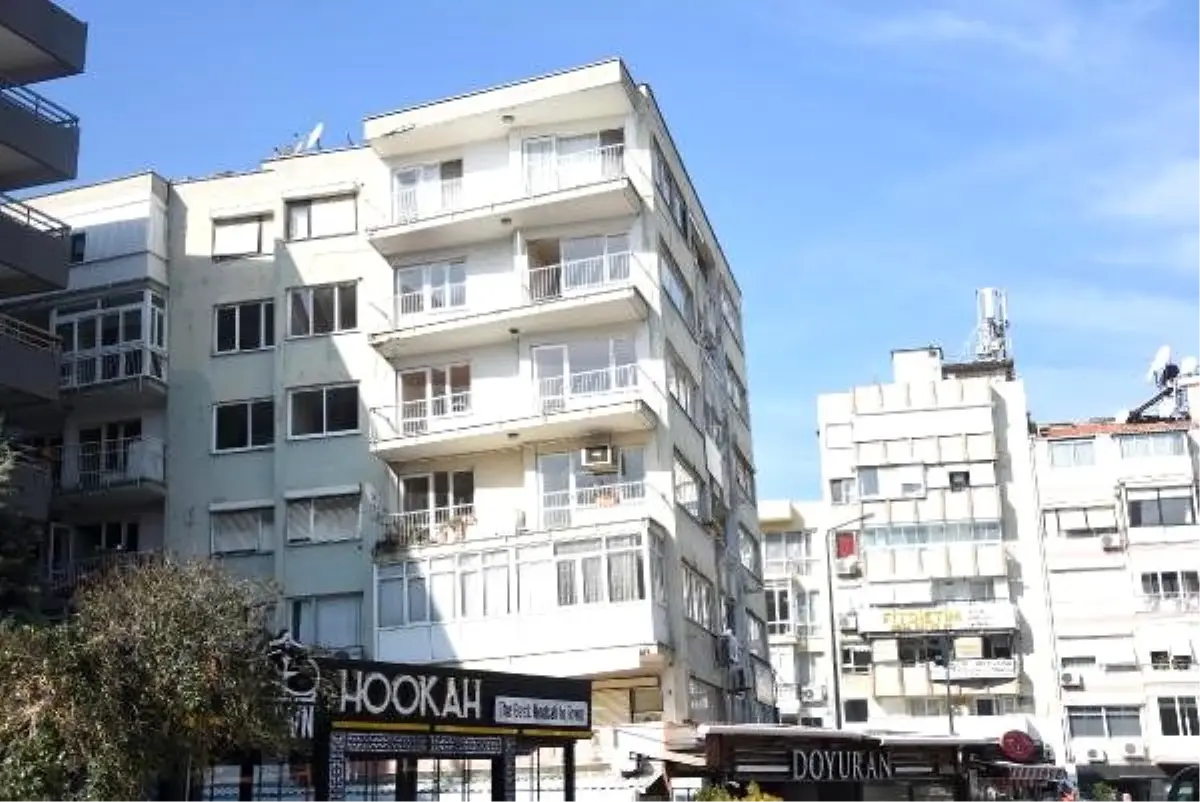 İzmir\'de, boşaltılan eğik binalar yıkılmayı bekliyor