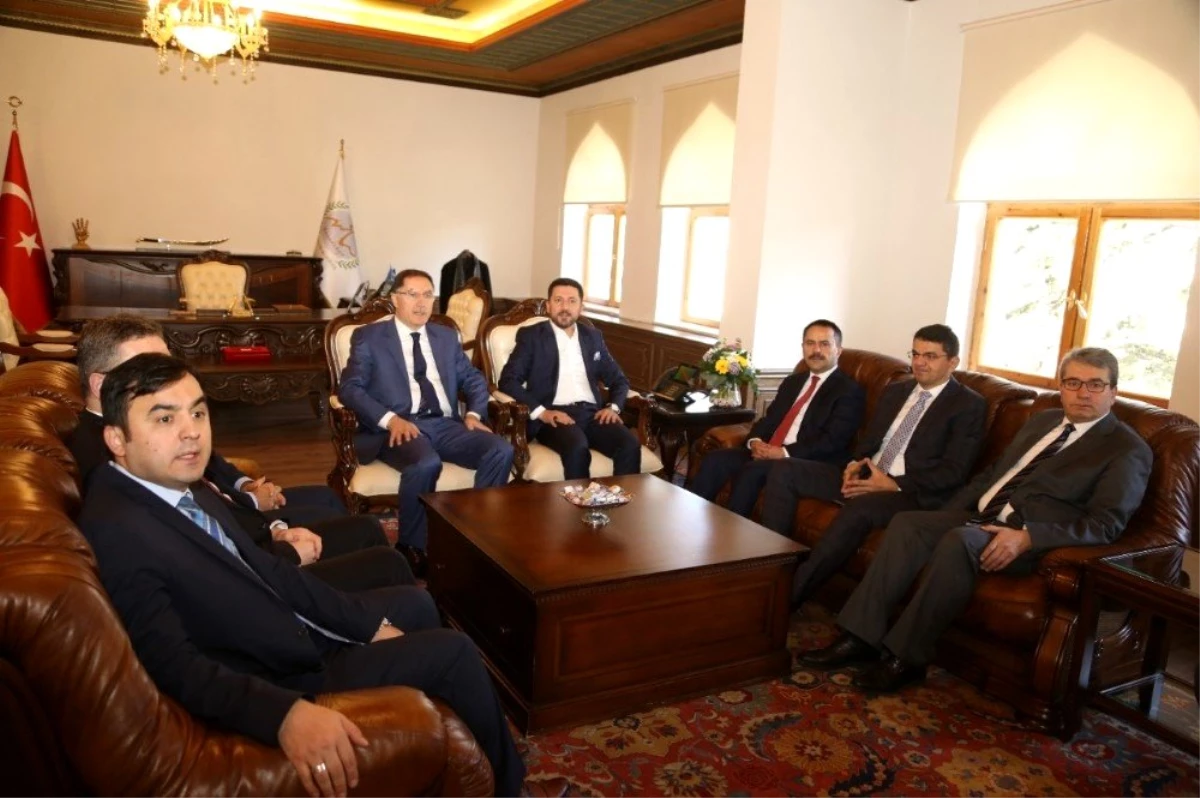 Kamu Başdenetçisi Şeref Malkoç, Belediye Başkanı Arı\'yı ziyaret etti