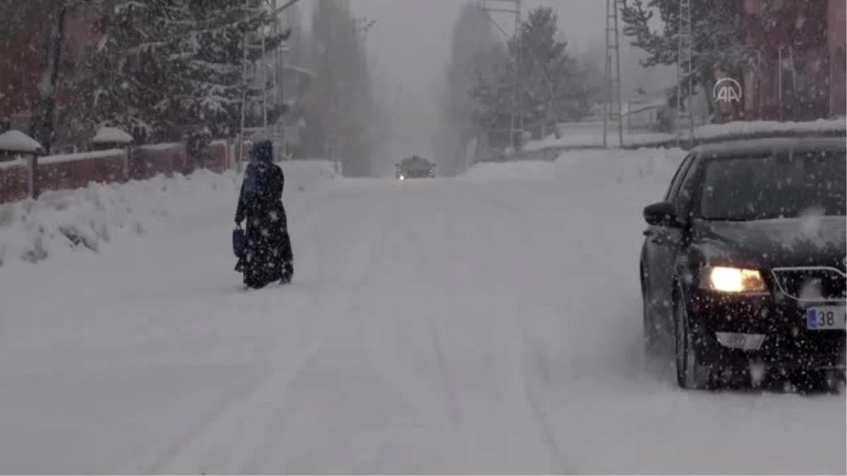Kar ve tipi ulaşımı aksatıyor