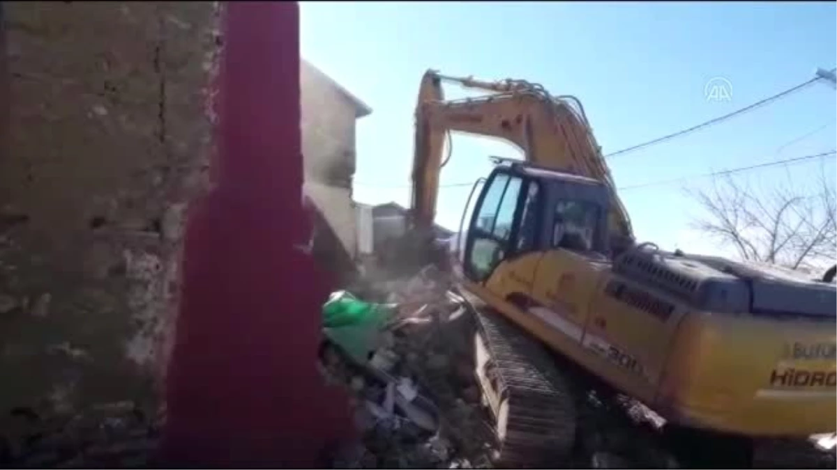 Malatya\'da ağır hasarlı evler kontrollü şekilde yıkılıyor