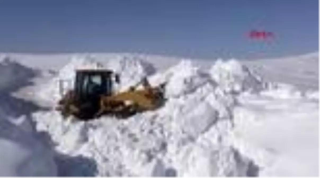 Muş 6 metre karda önce yol açtılar, şimdi genişletiyorlar