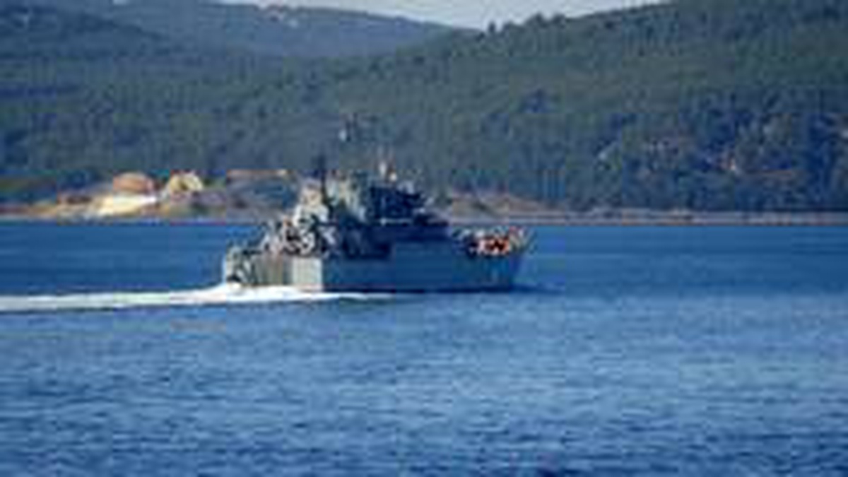Rus savaş gemisi Çanakkale Boğazı\'ndan geçti