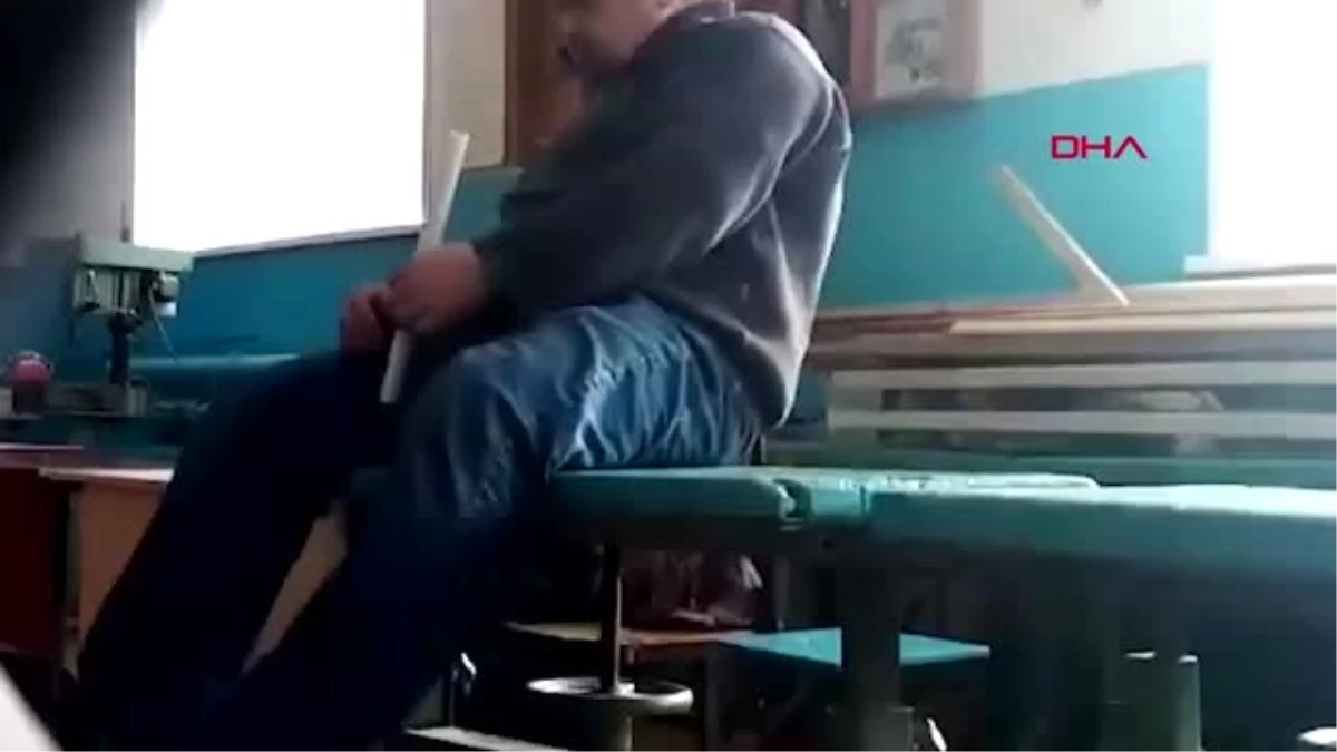 Rusya\'da derse alkollü giren öğretmen masadan düştü, sınıfta uyuyakaldı
