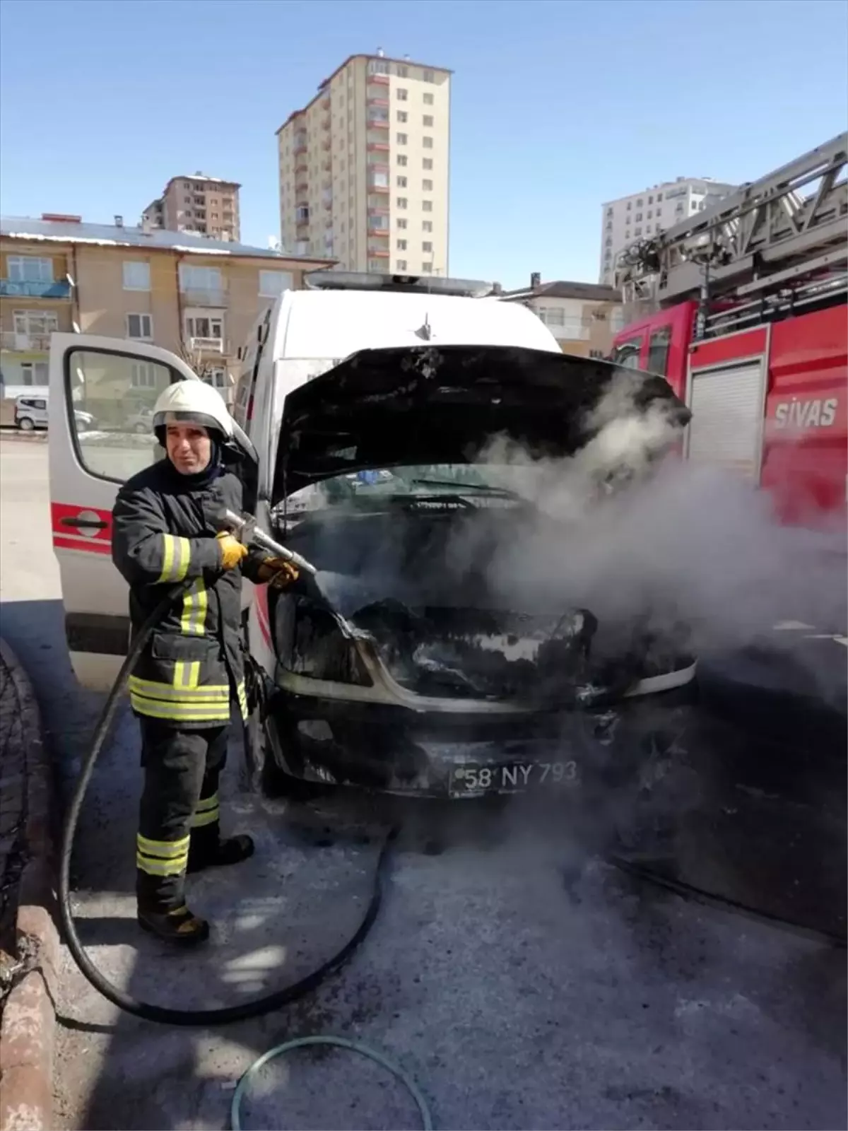 Sivas\'ta seyir halindeki ambulansta çıkan yangın söndürüldü