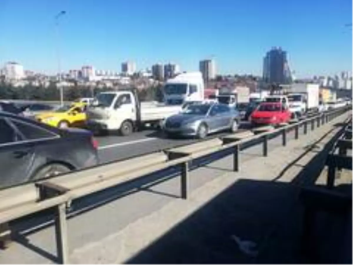 TEM Bahçeşehir\'de "kazaya bakma" kazası